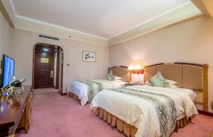 广州广州番禺宾馆的酒店客房设有两张床和电视。