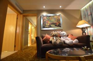 广州广州番禺宾馆的坐在沙发上的两只泰迪熊