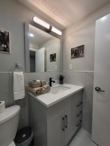 多伦多RoryHouse的白色的浴室设有水槽和镜子