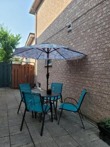 多伦多RoryHouse的庭院内桌椅和遮阳伞