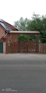 SándorfalvaKontra szálláshely的谷仓,设有木门和木栅栏