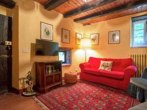 Lerma根泰尔公寓的客厅配有红色沙发和电视