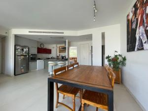 特拉维夫Spacious cosy & renovated flat in central Tel Aviv的用餐室以及带木桌和椅子的厨房