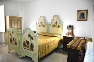 努奥罗Domo Peonia Bianca的一间卧室配有一张床和一个梳妆台