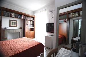 努奥罗Domo Peonia Bianca的一间卧室配有一张床、一个壁炉和一个镜子