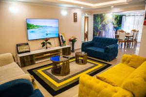 纳库鲁The Fancy Luxurious 3 bedroom apartment的客厅设有黄色沙发和电视