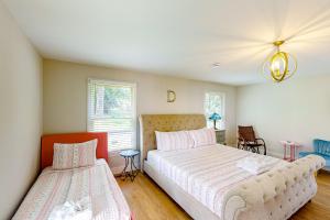 纳什维尔Music City Sanctuary的一间卧室配有两张床和吊灯。