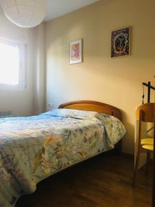 鲁维Casa de Aurora的一间卧室配有一张带五颜六色棉被的床