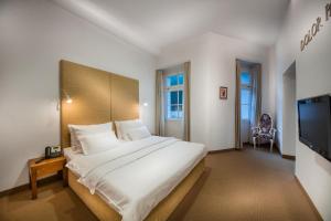 里姆斯克·托普利采Rimske Terme Resort - Hotel Sofijin dvor的一间带大床和电视的卧室
