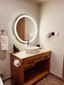 ShigarKhoj Resorts的一间带水槽和镜子的浴室