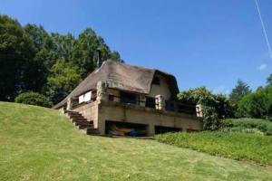 安德伯格The Underberg Cottage的草山顶上的房子