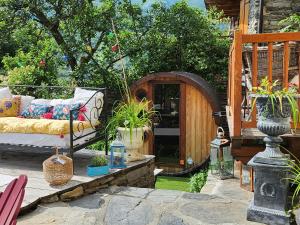 圣莫里斯堡海蒂度假屋的一个带沙发和木门的庭院
