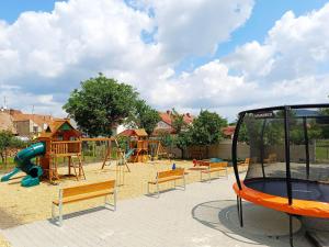 多尼杜纳约维采沃拉里克旅馆的公园内一个带长椅和滑梯的游乐场