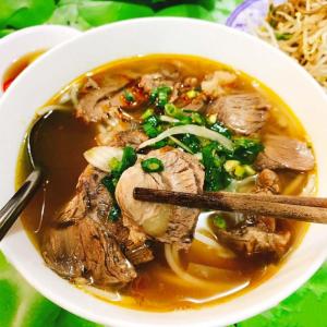 Thôn Dương Xuân HạIRIS HILL VILLA的汤碗里放着肉和蔬菜