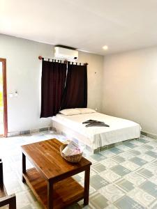 暹粒Angkor Piseth Homestay的一间卧室配有一张床和一张桌子