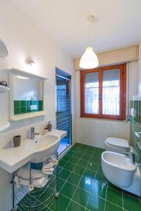 里米尼Miramare casa vacanze的一间带两个盥洗盆和卫生间的浴室