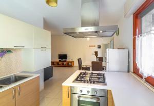 里米尼Miramare casa vacanze的客房内的厨房配有炉灶烤箱