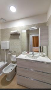 里米尼Miramare casa vacanze的带浴缸、盥洗盆和卫生间的浴室