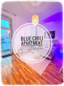 马格德堡Blue Chili 04 - MD Top City Apartment - WiFi的蓝色凉爽的公寓客房,铺有木地板