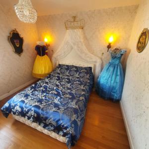 VerzenayGîte Aventure, logement entier + escape game !的卧室配有一张床,墙上挂着两件连衣裙