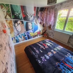 VerzenayGîte Aventure, logement entier + escape game !的卧室的墙上挂着超级英雄壁画