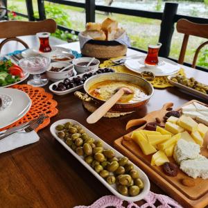 FındıklıVice's Konağı的一张桌子上面有很多不同类型的食物