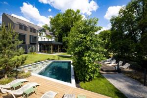 博希尼Boutique Hotel Sunrose 7 - Gourmet & SPA的一个带游泳池和房子的后院