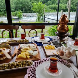 FındıklıVice's Konağı的餐桌上满是食物的桌子