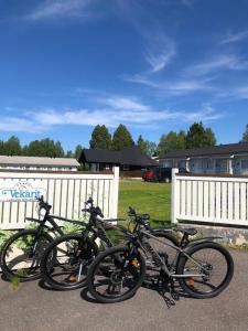 罗瓦涅米北极宜人度假公寓的一辆停在白色围栏旁边的自行车