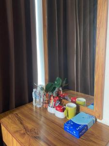 Kampong KerayongSun Tree Hotel的桌子上放着眼镜和杯子