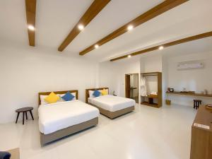锡春Issara Beach Resort Beachfront的一间卧室,配有两张床