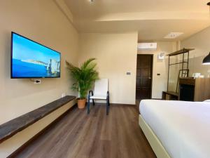 沙美岛Suncloud Hotel Koh Samet的一间医院房间,墙上配有电视