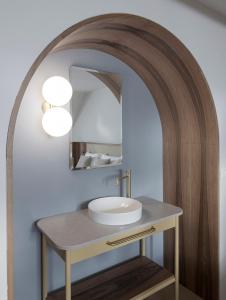 梅拉诺Villa Helvetia的一间带水槽和镜子的浴室