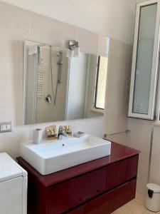 里乔内Residence Alba的浴室设有白色水槽和镜子