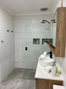 麦提福特Tuscan Villa in Myrtleford的白色的浴室设有水槽和淋浴。