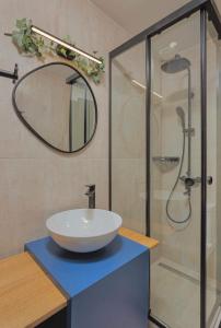 约阿尼纳HOME OF THE SOUL的浴室配有盥洗盆和带镜子的淋浴