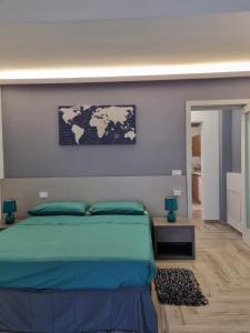 特里卡塞Casa Teresa的卧室配有一张壁挂图床