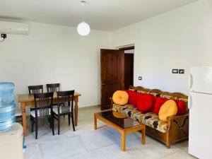 伏罗拉Adriatic Hostel Vlora的客厅配有沙发和桌子