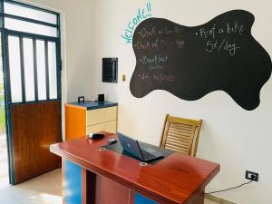 伏罗拉Adriatic Hostel Vlora的办公室,桌子上装有笔记本电脑