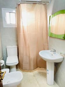 伏罗拉Adriatic Hostel Vlora的浴室配有白色卫生间和盥洗盆。