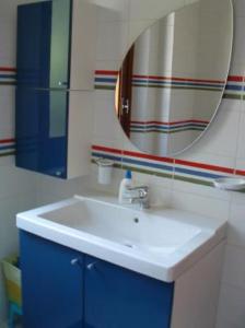 圣维托罗卡波Villa 2M a 50 metri dal mare的浴室设有白色水槽和镜子