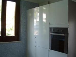 圣维托罗卡波Villa 2M a 50 metri dal mare的厨房配有白色橱柜和窗户。