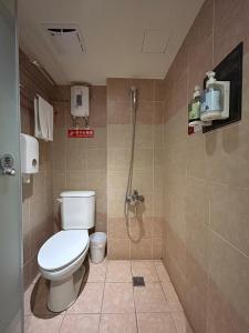 台中市达斯旅店的一间带卫生间和淋浴的浴室