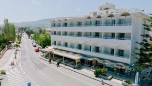 科斯镇Zephyros Hotel的街道上建筑物的顶部景观