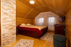 瓦特拉多尔内Cabana La Fermă的一间卧室配有一张床,并在一间客房内配有电视。