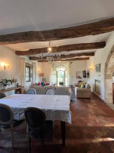 埃加利埃Chambre d'hôte au cœur de la Provence Eygalieres的客厅配有桌子和沙发