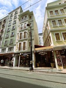 伊斯坦布尔Asilzade Hotel Sirkeci的一条有两栋高楼和街灯的街道
