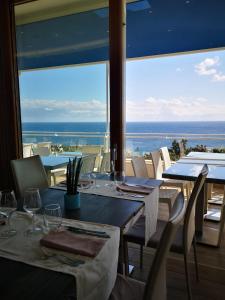 特里卡塞Casa Teresa的一间配备有桌椅的海景餐厅