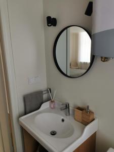 采西斯Cēsu apartamenti的一间带水槽和镜子的浴室