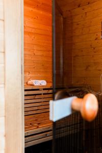 BrattholmenVILLA BRATTHOLMEN的一间设有木墙和木门的桑拿浴室